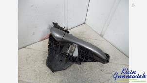 Begagnade Dörrhandtag, 4-dörrars, höger fram Mercedes B-Klasse Pris € 20,00 Marginaltabell erbjuds av Klein Gunnewiek Autodemontage & Motorentechniek