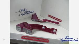 Begagnade Gångjärn, motorhuv MG EHS Pris € 35,00 Marginaltabell erbjuds av Klein Gunnewiek Autodemontage & Motorentechniek