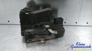 Begagnade Dörrlåsmekanism, 2-dörrars, vänster Renault Trafic Pris € 35,00 Marginaltabell erbjuds av Klein Gunnewiek Autodemontage & Motorentechniek