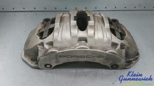 Begagnade Främre bromsok, höger Porsche Panamera Pris € 295,00 Marginaltabell erbjuds av Klein Gunnewiek Autodemontage & Motorentechniek