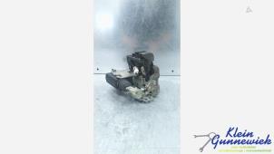 Begagnade Dörrlåsmekanism, 4-dörrars, höger fram Dacia Sandero Pris € 40,00 Marginaltabell erbjuds av Klein Gunnewiek Autodemontage & Motorentechniek