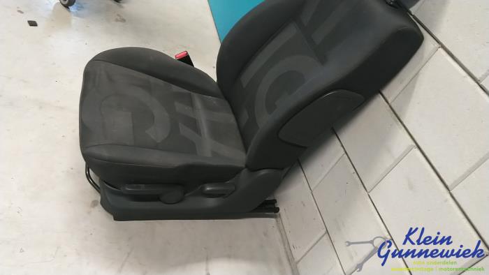 Stoel links van een Opel Agila 2008