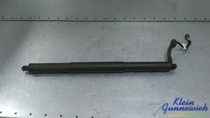 Begagnade Gasfjäder, höger bak Audi Q5 Pris € 85,00 Marginaltabell erbjuds av Klein Gunnewiek Autodemontage & Motorentechniek