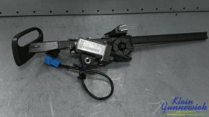 Gebruikte Gordelaangever links Mercedes E-Klasse Prijs € 85,00 Margeregeling aangeboden door Klein Gunnewiek Autodemontage & Motorentechniek