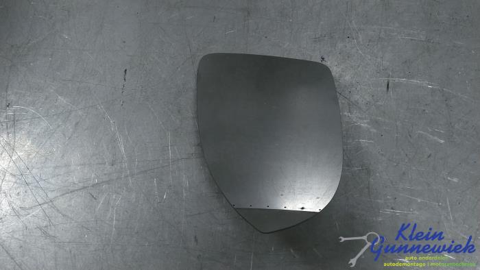 Spiegelglas links van een Volkswagen Golf 2023