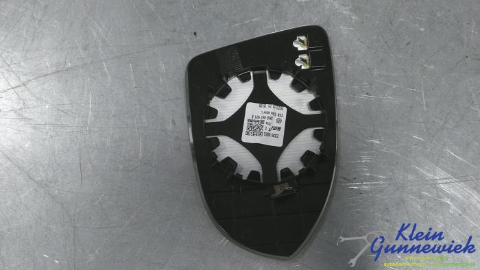 Spiegelglas links van een Volkswagen Golf 2023