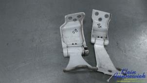 Gebruikte Scharnier Achterklep Mercedes Vito Prijs € 85,00 Margeregeling aangeboden door Klein Gunnewiek Autodemontage & Motorentechniek