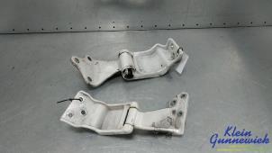 Gebruikte Scharnier Achterklep Mercedes Vito Prijs € 85,00 Margeregeling aangeboden door Klein Gunnewiek Autodemontage & Motorentechniek