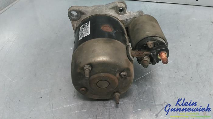 Startmotor från en Mazda 323F 2000