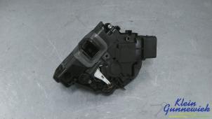 Begagnade Dörrlåsmekanism, 4-dörrars, höger fram Ford Galaxy Pris € 35,00 Marginaltabell erbjuds av Klein Gunnewiek Autodemontage & Motorentechniek