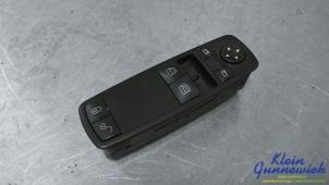 Begagnade Flerfunktionsbrytare, fönster Mercedes B-Klasse Pris € 30,00 Marginaltabell erbjuds av Klein Gunnewiek Autodemontage & Motorentechniek