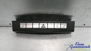 Gebruikte Gevarenlicht Schakelaar Mercedes E-Klasse Prijs € 35,00 Margeregeling aangeboden door Klein Gunnewiek Autodemontage & Motorentechniek