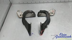 Begagnade Gångjärn, motorhuv Ford Focus Pris € 35,00 Marginaltabell erbjuds av Klein Gunnewiek Autodemontage & Motorentechniek