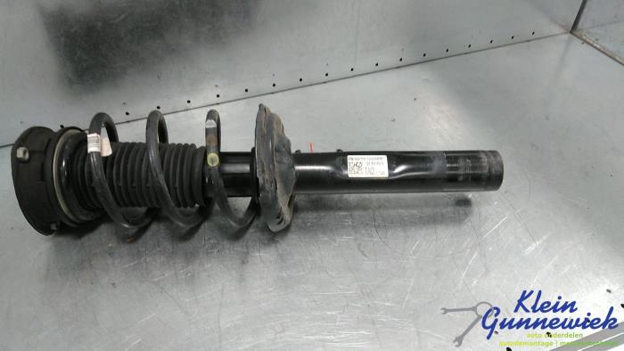 Stötdämparstång, höger fram från en Skoda Karoq 2023