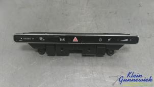 Gebruikte Schakelaar Paniekverlichting Mercedes C-Klasse Prijs € 145,00 Margeregeling aangeboden door Klein Gunnewiek Autodemontage & Motorentechniek