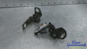 Begagnade Gångjärn, framdörr, vänster Ford Focus Pris € 30,00 Marginaltabell erbjuds av Klein Gunnewiek Autodemontage & Motorentechniek