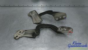 Begagnade Gångjärn, motorhuv Ford Focus Pris € 35,00 Marginaltabell erbjuds av Klein Gunnewiek Autodemontage & Motorentechniek