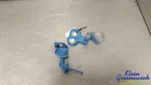 Begagnade Gångjärn, framdörr, vänster Ford Focus Pris € 30,00 Marginaltabell erbjuds av Klein Gunnewiek Autodemontage & Motorentechniek