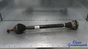 Begagnade Drivaxel, höger fram Volkswagen Passat Pris € 25,00 Marginaltabell erbjuds av Klein Gunnewiek Autodemontage & Motorentechniek