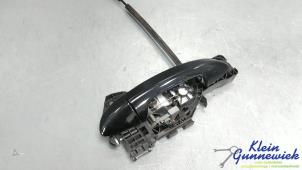 Używane Uchwyt drzwi lewych tylnych wersja 4-drzwiowa Volkswagen Passat Cena € 20,00 Procedura marży oferowane przez Klein Gunnewiek Autodemontage & Motorentechniek