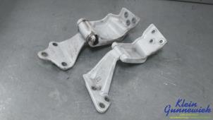 Gebruikte Scharnier Achterklep Mercedes Vito Prijs € 85,00 Margeregeling aangeboden door Klein Gunnewiek Autodemontage & Motorentechniek