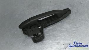 Używane Uchwyt drzwi prawych wersja 2-drzwiowa Mercedes eVito Cena € 45,00 Procedura marży oferowane przez Klein Gunnewiek Autodemontage & Motorentechniek