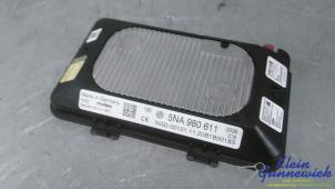 Begagnade Trådlös laddare Volkswagen T-Roc Pris € 50,00 Marginaltabell erbjuds av Klein Gunnewiek Autodemontage & Motorentechniek