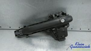 Używane Uchwyt drzwi lewych wersja 2-drzwiowa Mercedes eVito Cena € 45,00 Procedura marży oferowane przez Klein Gunnewiek Autodemontage & Motorentechniek