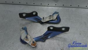 Begagnade Gångjärn, motorhuv Ford Focus Pris € 25,00 Marginaltabell erbjuds av Klein Gunnewiek Autodemontage & Motorentechniek