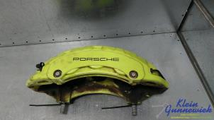 Begagnade Främre bromsok, höger Porsche Panamera Pris € 475,00 Marginaltabell erbjuds av Klein Gunnewiek Autodemontage & Motorentechniek