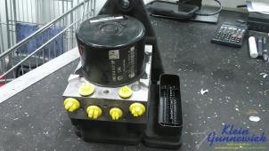 Używane Pompa ABS Volkswagen Touran Cena € 150,00 Procedura marży oferowane przez Klein Gunnewiek Autodemontage & Motorentechniek