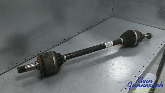 Aandrijfas links-achter van een Mercedes Vito 2019