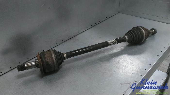 Aandrijfas links-achter van een Mercedes Vito 2019