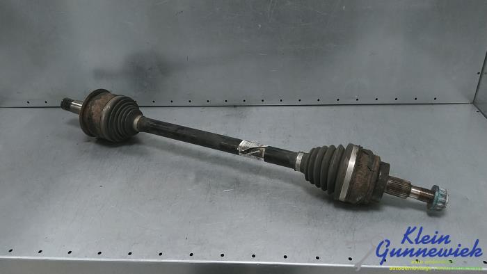 Aandrijfas links-achter van een Mercedes Vito 2019