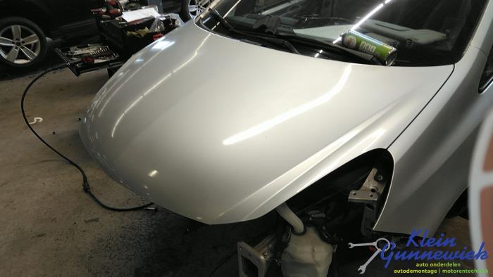 Motorhuv från en Opel Corsa 2008