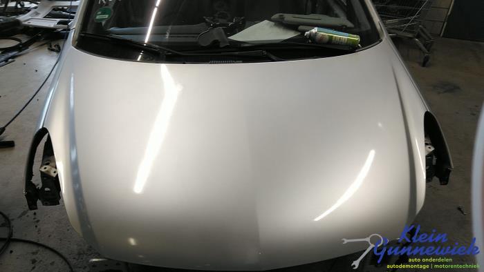 Motorhuv från en Opel Corsa 2008