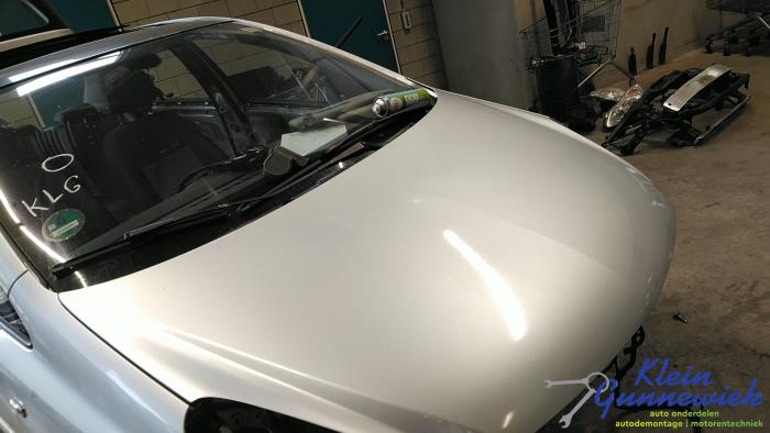 Motorhuv från en Opel Corsa 2008