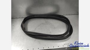 Begagnade Tätning, baklucka Mercedes CLA Pris € 25,00 Marginaltabell erbjuds av Klein Gunnewiek Autodemontage & Motorentechniek