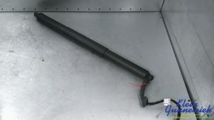 Begagnade Gasfjäder, höger bak Audi Q5 Pris € 85,00 Marginaltabell erbjuds av Klein Gunnewiek Autodemontage & Motorentechniek