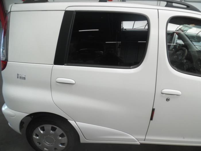 Portier 4Deurs rechts-achter van een Toyota Yaris Verso (P2) 1.4 D-4D 2004