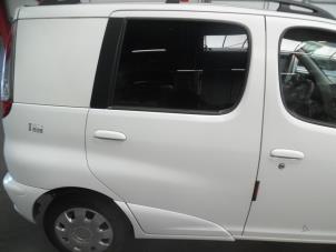 Begagnade Bakdörr, 4-dörrars, höger Toyota Yaris Verso (P2) 1.4 D-4D Pris € 75,00 Marginaltabell erbjuds av Verhoef Cars & Parts