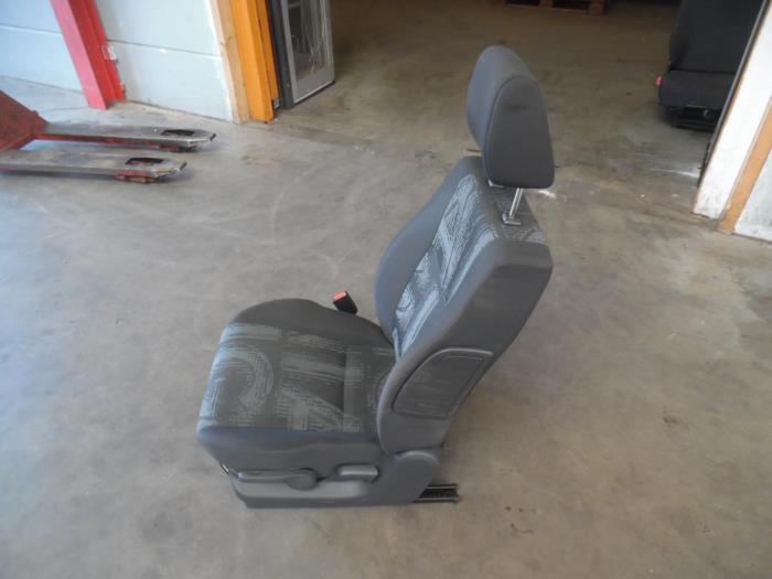 Stoel links van een Opel Agila (B) 1.2 16V 2013