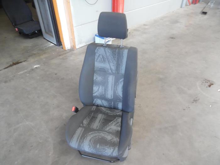 Stoel links van een Opel Agila (B) 1.2 16V 2013