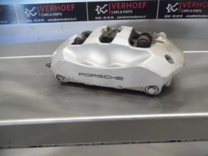 Begagnade Bakre bromsok, höger Porsche Cayenne II (92A) 3.0 S E-Hybrid 24V Pris € 150,00 Marginaltabell erbjuds av Verhoef Cars & Parts