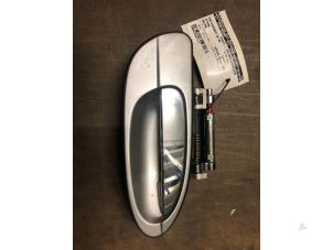 Używane Uchwyt drzwi prawych tylnych wersja 4-drzwiowa Nissan Maxima QX (CA33) 2.0 V6 24V Cena € 25,00 Procedura marży oferowane przez Verhoef Cars & Parts