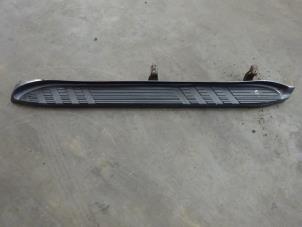 Gebruikte Treeplank links Toyota Land Cruiser (J12) 3.0 D-4D 16V Prijs op aanvraag aangeboden door Verhoef Cars & Parts