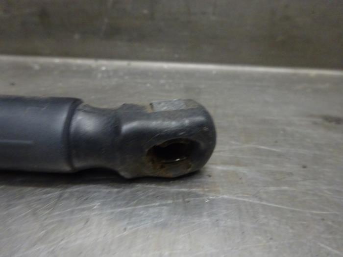 Gasfjäder, höger bak från en Volkswagen Golf Plus (5M1/1KP) 1.4 TSI 122 16V 2010