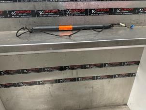 Begagnade Gasfjäder, höger bak Mercedes GLB (247.6) 1.3 GLB-200 Turbo 16V Pris € 100,00 Marginaltabell erbjuds av Verhoef Cars & Parts