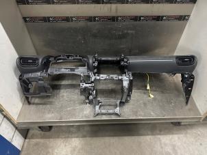 Begagnade Instrumentbräda Toyota Yaris IV (P21/PA1/PH1) 1.5 12V Hybrid 115 Pris € 500,00 Marginaltabell erbjuds av Verhoef Cars & Parts