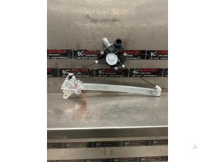 Gebruikte Raammechaniek 4Deurs links-voor Toyota Yaris IV (P21/PA1/PH1) 1.5 12V Hybrid 115 Prijs € 70,00 Margeregeling aangeboden door Verhoef Cars & Parts